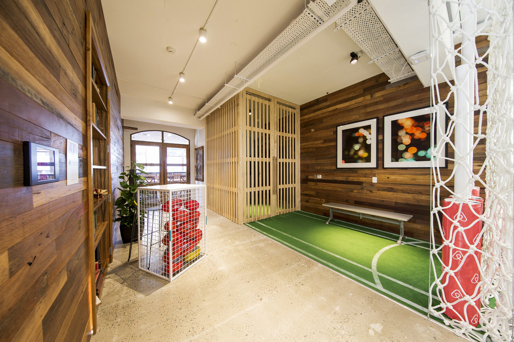 AIRBNB OFFICE 0505 Facilitate Corporation World class workspaces